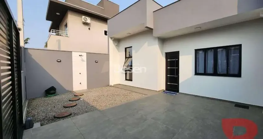 Casa nova, com 03 quartos (01 suíte), área gourmet, localizada no centro de itapoá, rua 1340