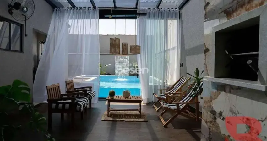UMA CASA REALMENTE ENCANTANDORA A 200MTS DO MAR! CASA PRONTA PARA MORAR!