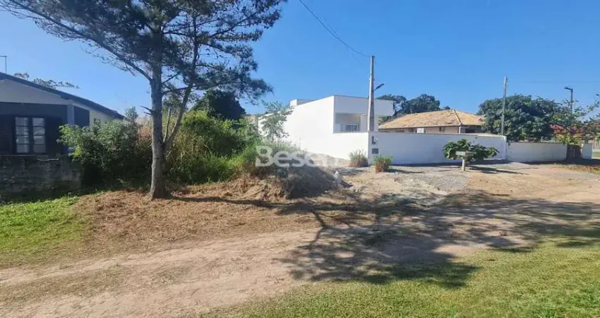 Ótimo terreno no balneário rainha medindo 350,00m² a 300 metros do mar, está próximo ao calçadão com espaço para lazer.