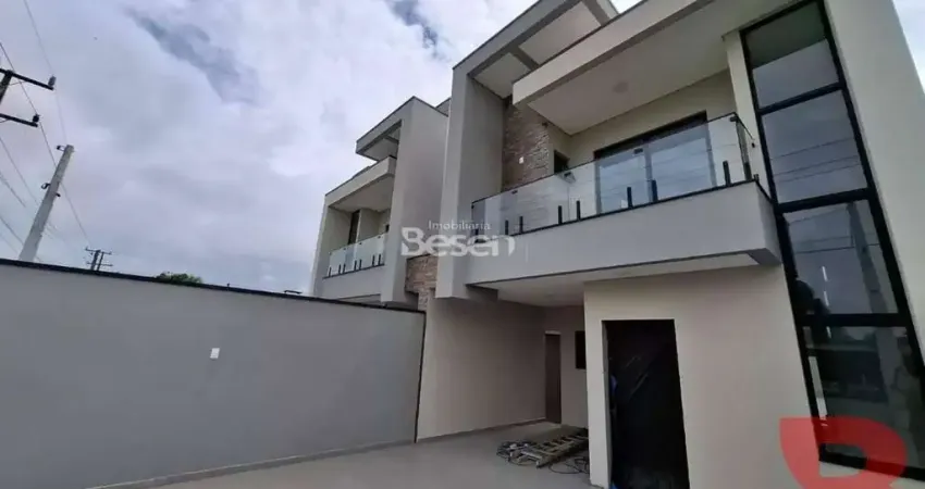 Sobrado com excelente padrão de acabamento proximo ao mar, no balneário rainha do mar!