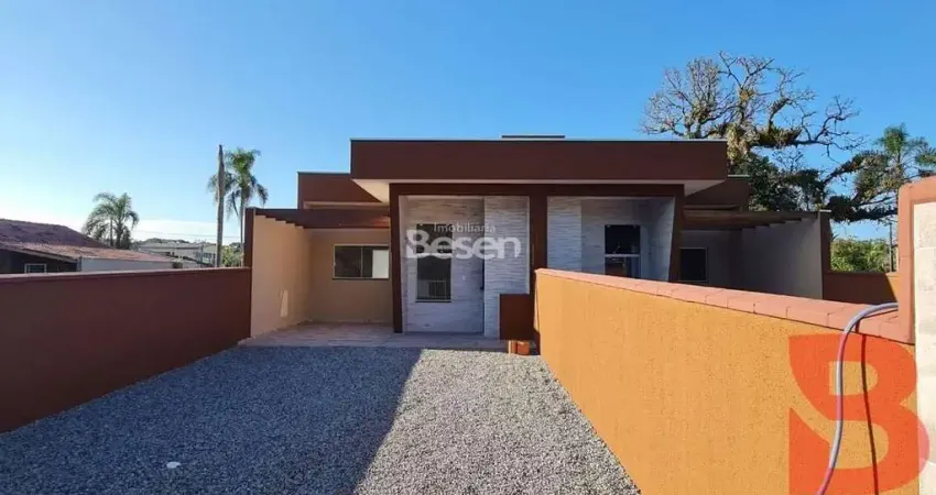 Casas com ótimo acabamento com 3 quartos, sendo 01 suíte próximo a praia e comércios no balneário brandalize.