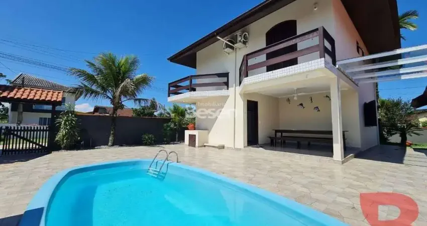 Residencia de 5 quartos ( 01 suíte), piscina, amplo terreno com 750,00 m², proximo a praia.