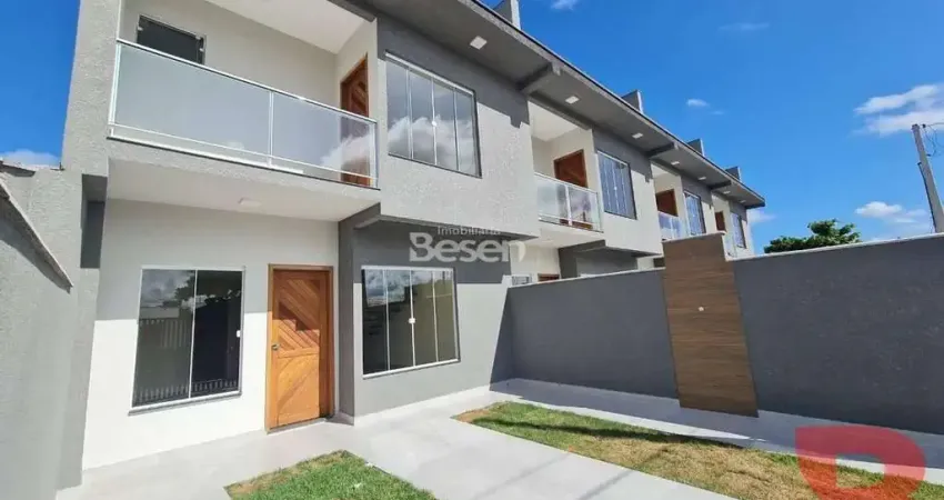 Sobrados com piscina e ótimo padrão de acabamento, apenas 200metros da praia.