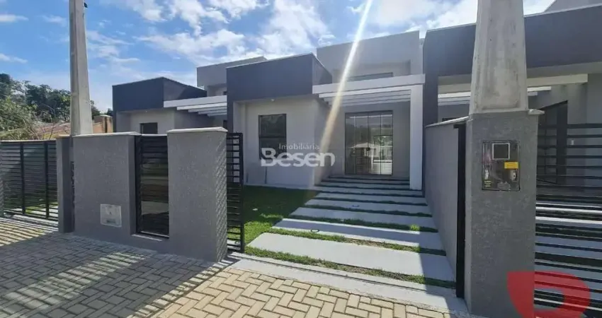 Casas em alvenaria com piscina,  no baln. cambiju, medindo 89,53m², terreno de 180,00m², contendo 03 quartos (01 suíte) e piscina.