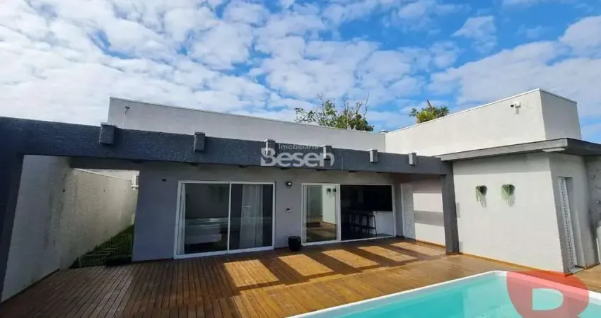 Maravilhosa casa pronta para morar, excelente padrão de acabamento, parcialmente mobiliada, com ampla piscina.