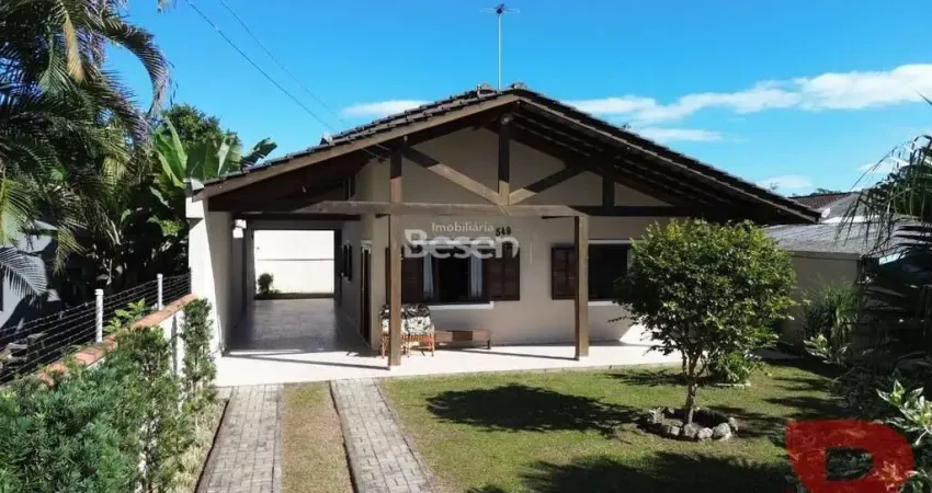 Casa ampla a 650m do mar na barra do saí. conforto, espaço e lazer!