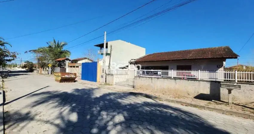 Casa 03 dormitórios (01 suíte), próximo da praia e com excelente localização