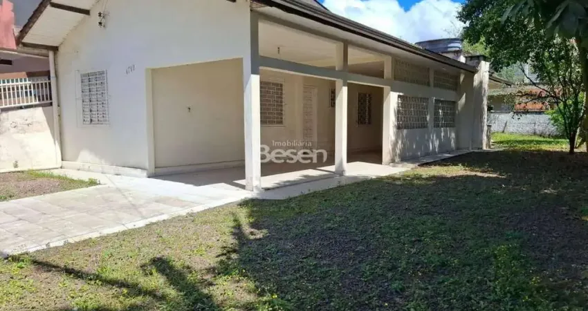 Casa em alvenaria com excelente localização e amplo espaço em terreno