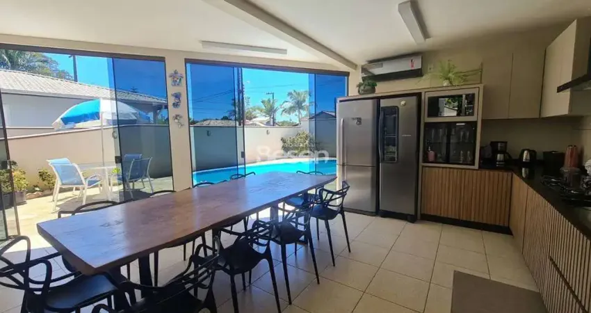 Excelente sobrado avervado com móveis planejados,  piscina, 04 suites,  apenas 300 metros do mar, no bairro rainha do mar!