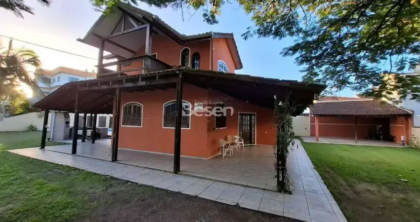 Casa espaçosa com piscina em um terreno de 898,51m2 a 290m da praia