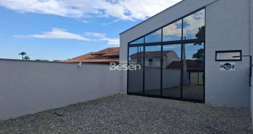 Imóvel Contemporâneo com Espaços Amplos e Iluminados em Itapoá/SC