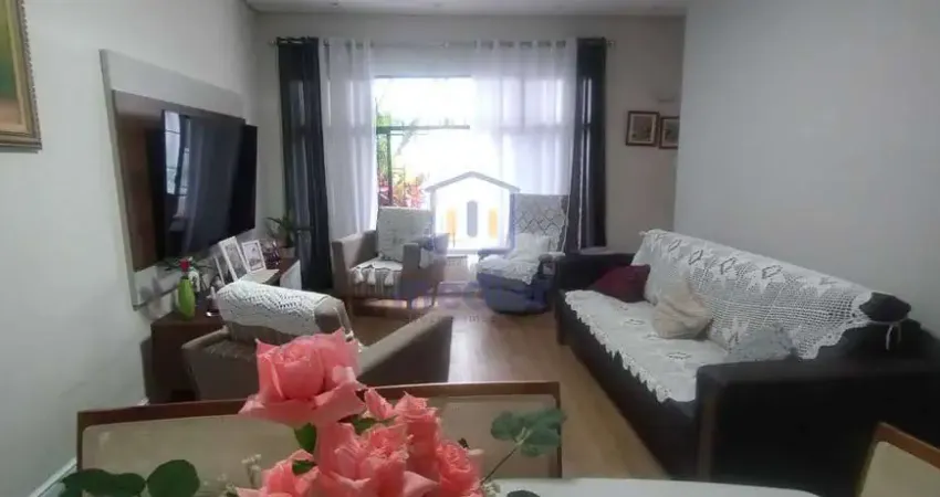 Casa Térrea, isolada dos dois lados, com 3 vagas de garagem no centro de São Vicente