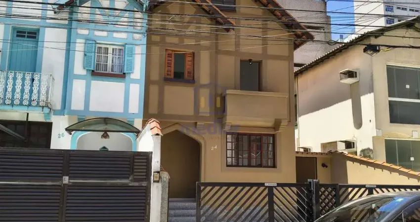 Sobrado para locação no Embaré, a 150 metros da praia, próximo da Igreja.