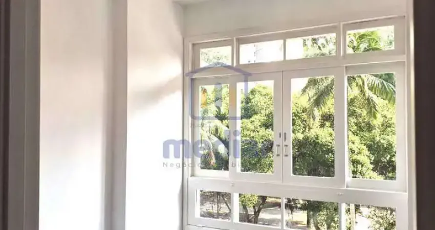 Apartamento reformado com 2 dormitórios, 56 m² e elevador, na Praça da Biquinha !