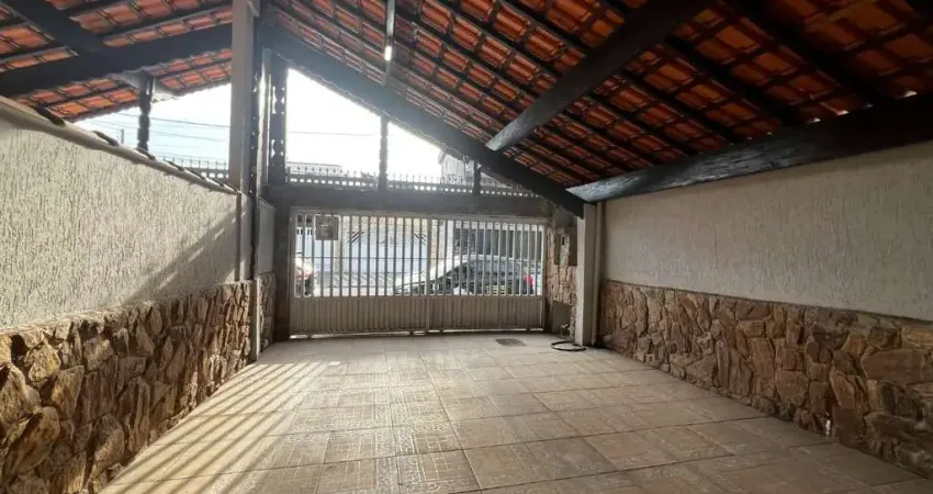 Casa com 3 dormitórios à venda, 194 m² por R$ 750.000,00 - Guilhermina - Praia Grande/SP