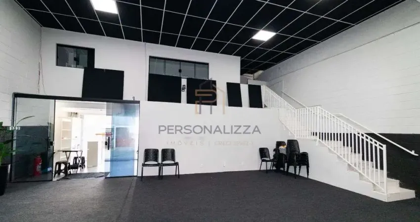 Galpao para locacao em Vila Santa Terezinha, perto do centro de Varzea Paulista com 3 vagas de garagem frente pe direito alto