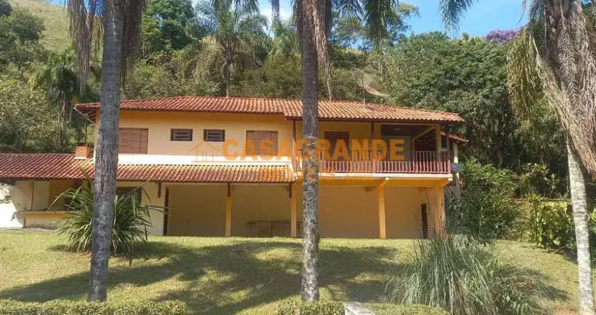 Chacara com 5,5 alqueires com 4 quartos no Estrada do Sertãozinho, SJCampos