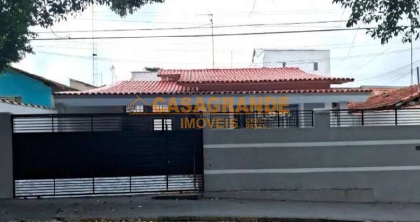 Casa com 3 quartos-   à Venda, Jardim Satélite Piscina