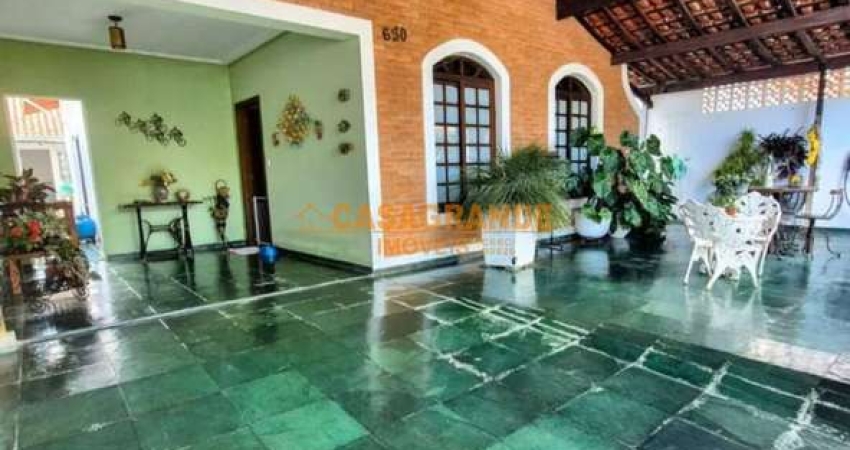 Casa com 3 quartos, 199 m², Bosque dos Eucaliptos