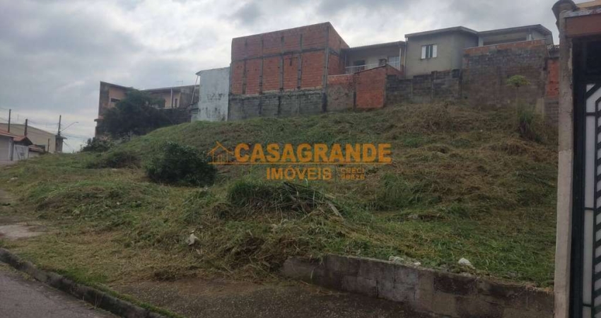 Terreno com 791 m² em aclive no Residencial São Francisco