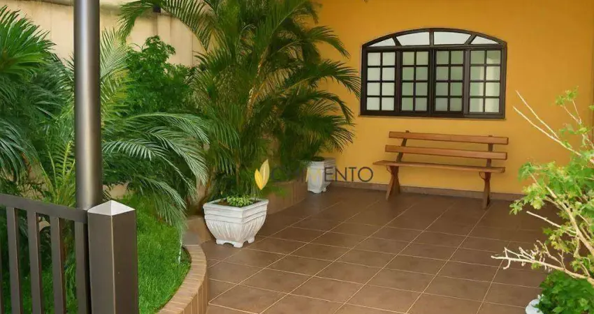 Casa com 3 dormitórios à venda, 204 m² por R$ 780.000 - Utinga - Santo André/SP
