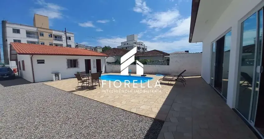 Casa à venda com 03 dormitórios em amplo terreno no bairro aririú, em palhoça/sc.