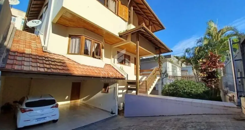 Casa com 04 dormitórios, sendo 02 suítes no bairro trindade - florianópolis/sc