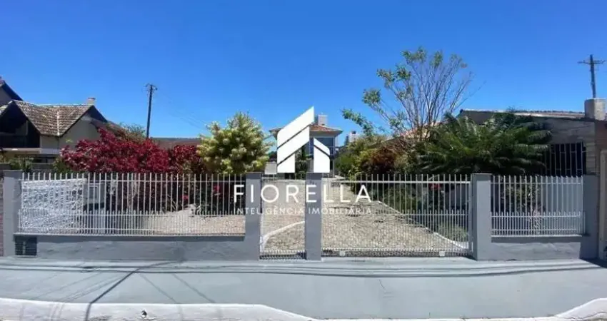 Sobrado com 03 Dormitórios, sendo 01 Suíte, na Ponte do Imaruim - Palhoça/SC