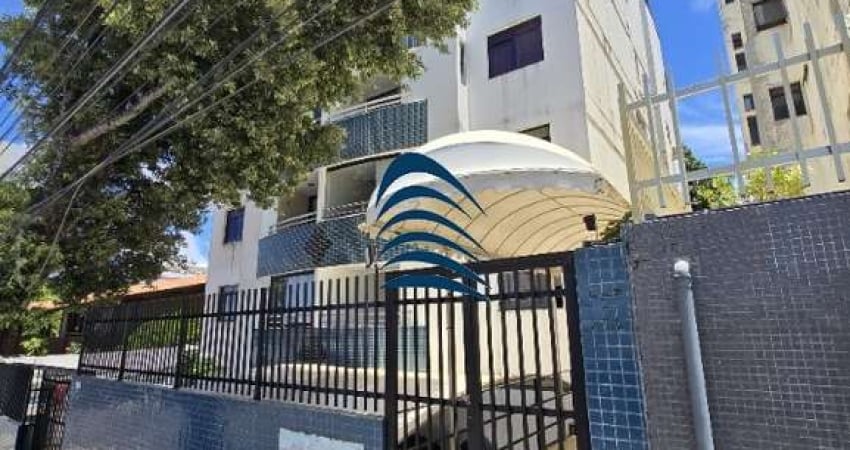 Apartamento Térreo no Costa Azul, com 2/4 sendo uma suíte, 64 m², área de serviço, varanda ampla, móveis planejados, uma vaga de garagem coberta.