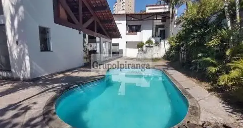 Sobrado com piscina, churrasqueira, salão de festas e salão de jogos, 3 quartos, 1 suíte e 6 vagas de garagem.