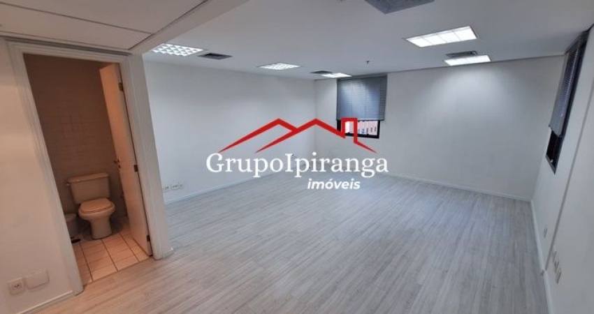 Sala comercial de 31,5 m², com depósito , banheiro, ar condicionado e 1 vaga
