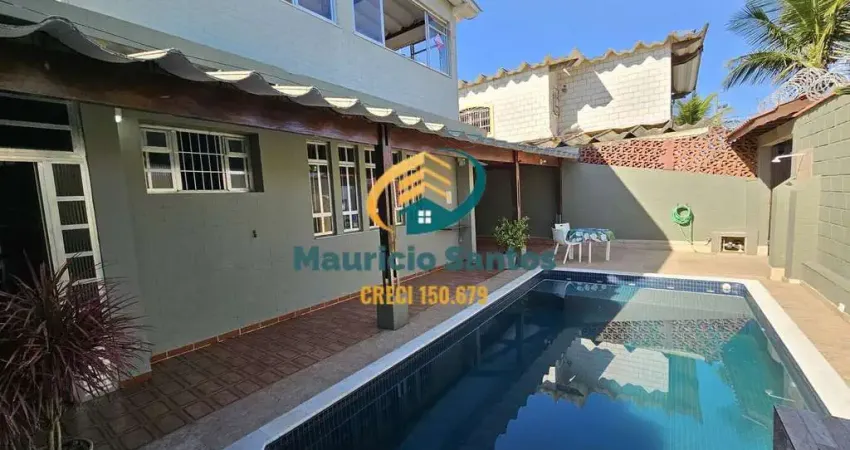 Casa em Mongaguá, bairro Jardim Marabá, vista para o mar, 4 dormitórios sendo 1 suíte, lazer com salão de jogos e piscina com cascata.