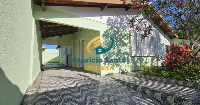 Casa em Mongaguá, bairro Jardim Praia Grande, localizada a 1 quadra da praia, 3 km da região central, excelente padrão, 3 dormitórios sendo 1 suíte, lavabo, churrasqueira, pagamento facilitado!!