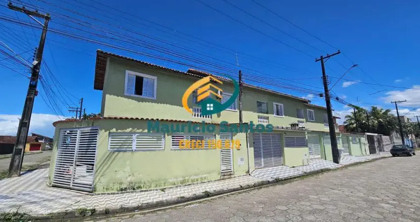 Sobrado em mongaguá, bairro jardim praia grande, seminovo e de excelente padrão, 2 dormitórios, 2 vagas, lado serra e a minutos da praia e centro.
