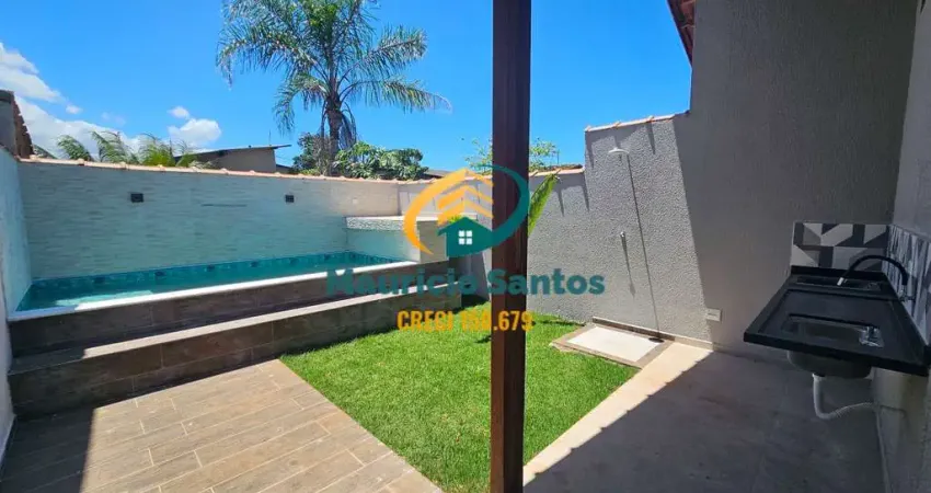 Casa geminada em mongaguá, bairro itaguaí, nova, lado serra, 2 dormitórios sendo 1 suíte, 2 vagas, piscina com cascata.