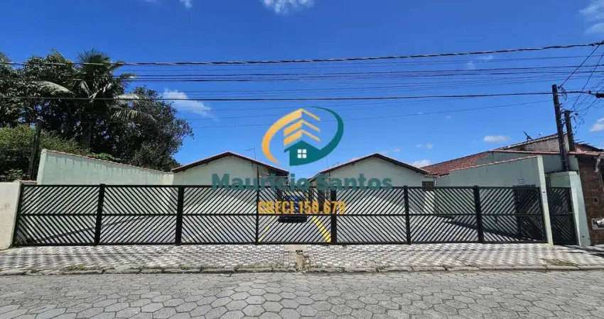 Casa em condomínio em mongaguá, vila atlântica, lado serra mas a alguns minutos da praia, próximo a principal avenida comercial da cidade, paralela a rodovia.