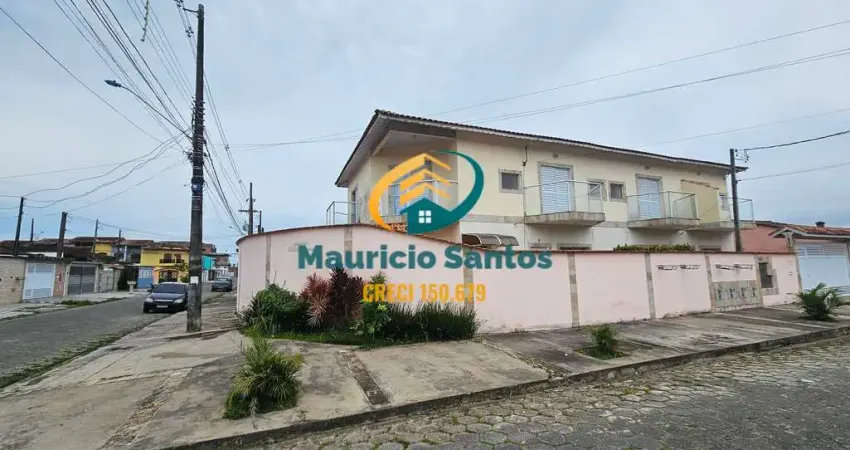 Sobrado em condomínio em mongaguá, bairro vera cruz, 2 dormitórios, 2 banheiros, vaga demarcada, residencial com piscina!