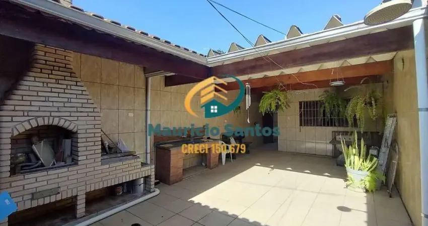 Sobrado em mongaguá, bairro itaóca, 3 dormitórios sendo 1 suíte e demais dependências, imóvel espaçoso, excelente padrão e localização.