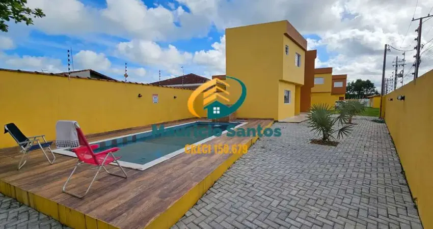 Sobrado em condomínio em itanhaém, bairro santa terezinha, próximo a praia, 2 suítes, lavabo, lavanderia e churrasqueira, residencial com piscina com cascata!!