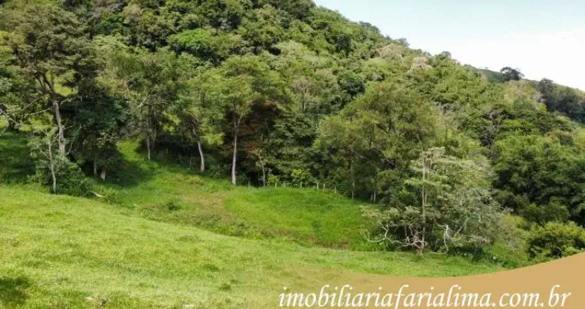 Você vai ter paz e união com sua família nesta chácara. Ela fica em um local seguro e com uma vista linda para a serra. Aproveite a oportunidade e mud