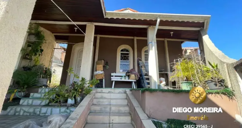 CASA À VENDA EM TERRA PRETA – ESQUINA PRIVILEGIADA!