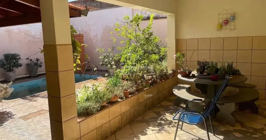 Casa com 3 quartos à venda no Centro, Dumont