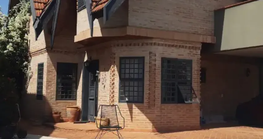 Chalé estilo europeu em condomínio fechado, com piscina, bem localizado.