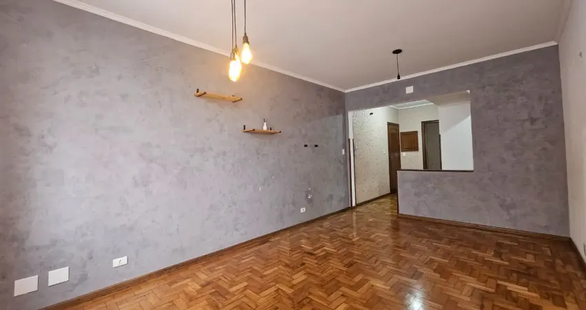 Apartamento charmoso, em excelente localização. cômodos amplos.