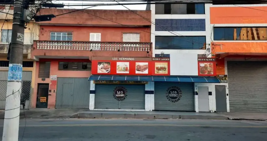 OPORTUNIDADE Sobrado com 4 casas e 2 salões comerciais em Diadema.