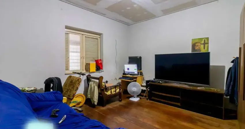 Casa Térrea na Aclimação com 540m² . São 4 dormitórios , 3 banheiros e 2 vagas.