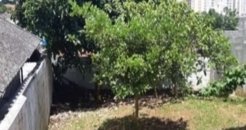 Vende-se Casa assobradada em área de 228 m2 na região do baeta neves, a casa ao lado também esta a venda conosco podendo ser remembrada.