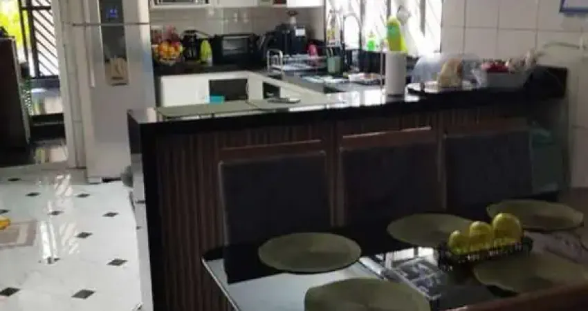Casa com piscina a venda na Zona Leste