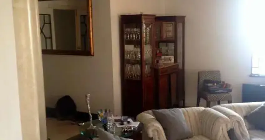 Apartamento à venda de 237m², 4 quartos, sendo 2 suítes e 4 vagas em Moema