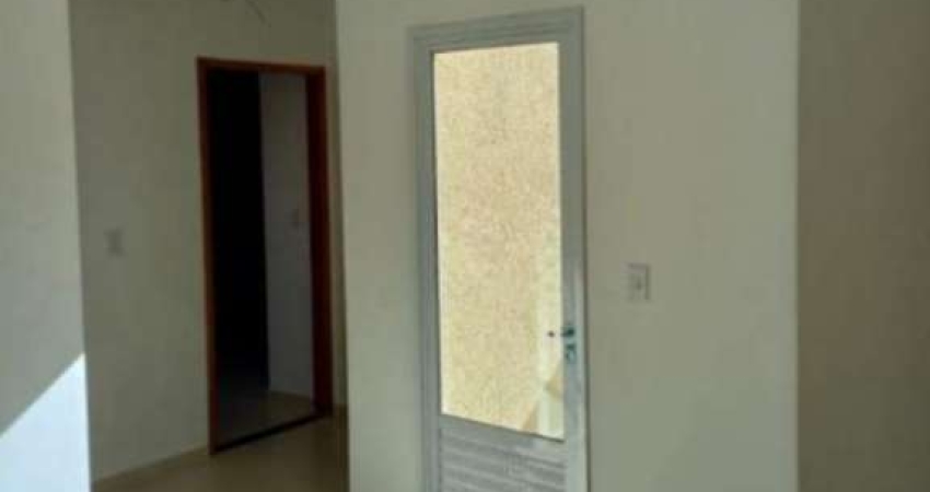Apartamento sem condomínio com 2 dormitórios com quintal lateral e fundos. Possui 1 vaga de garagem.